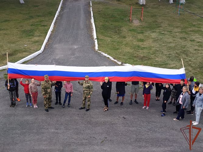 Патриотическая акция «С флагом на сердце» проходит на Урале