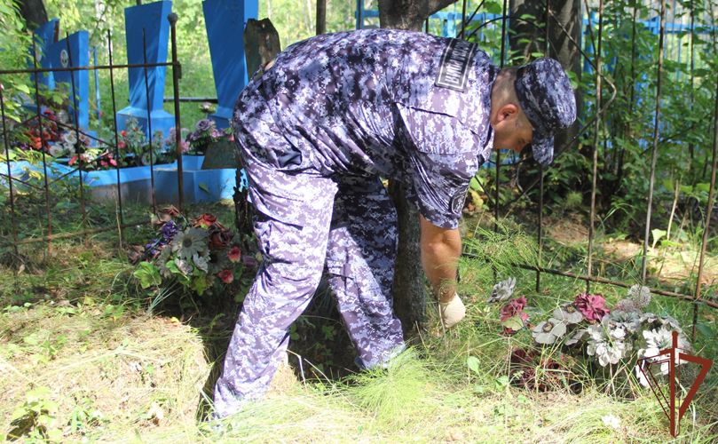 Росгвардейцы облагородили места захоронения участников Великой Отечественной войны в Тюменской области 