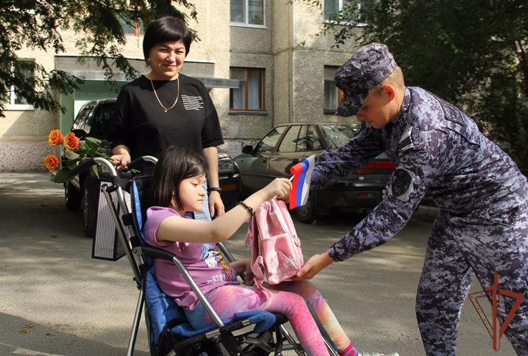 Детей-инвалидов поздравили с Днем знаний росгвардейцы в Тюмени
