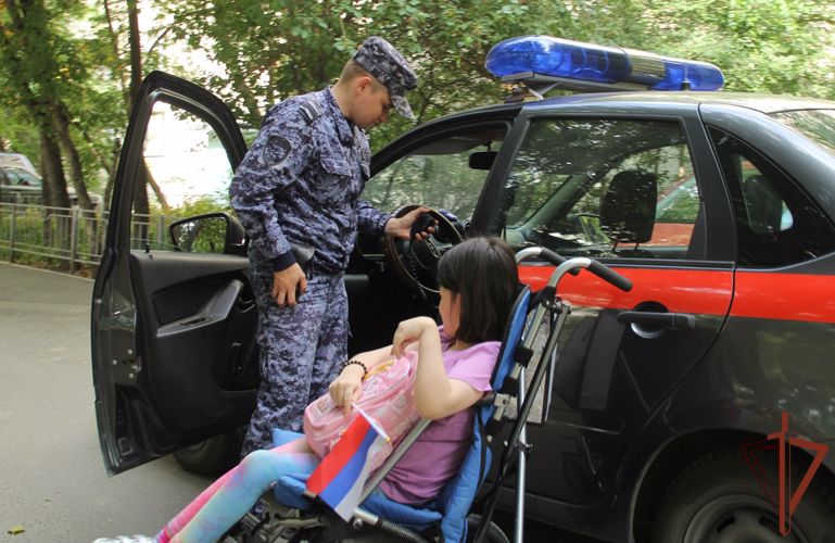 Детей-инвалидов поздравили с Днем знаний росгвардейцы в Тюмени