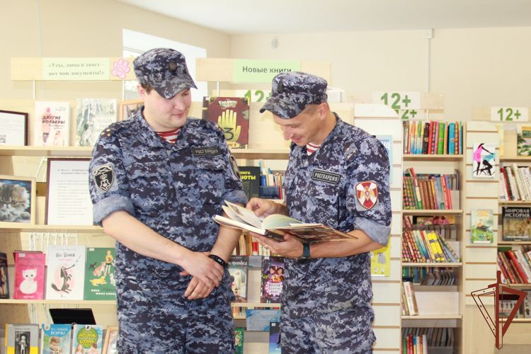 Представители Росгвардии передали канцелярию для школьников Карелии и Донбасса