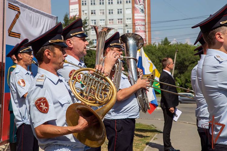 Оркестр Росгвардии выступил на открытии памятных муралов защитникам Донбасса в Челябинске