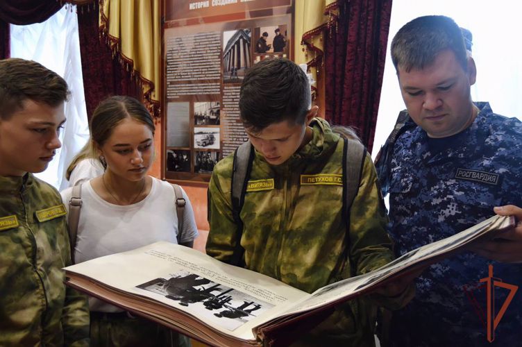 Росгвардейцы встретились с воспитанниками «Гвардейской смены»