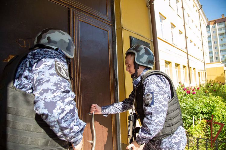 Бойцы Росгвардии на Урале отработали действия при поступлении сигнала «тревога» из учреждений образования (видео)