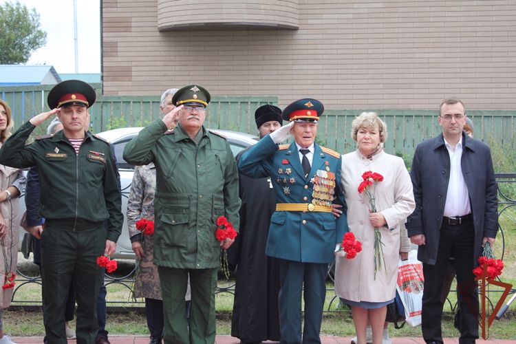 Ветеран Великой Отечественной войны вручил копию Знамени Победы спецназу Росгвардии в Югре (видео)