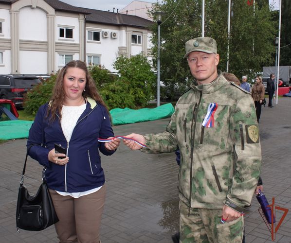 Патриотическая акция «С флагом на сердце» проходит на Урале
