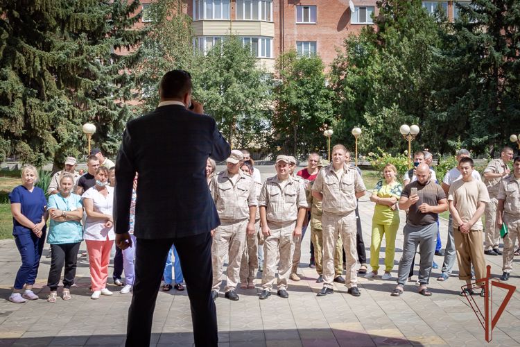 Солист группы «Ласковый май» дал благотворительный концерт для пациентов пятигорского госпиталя Росгвардии