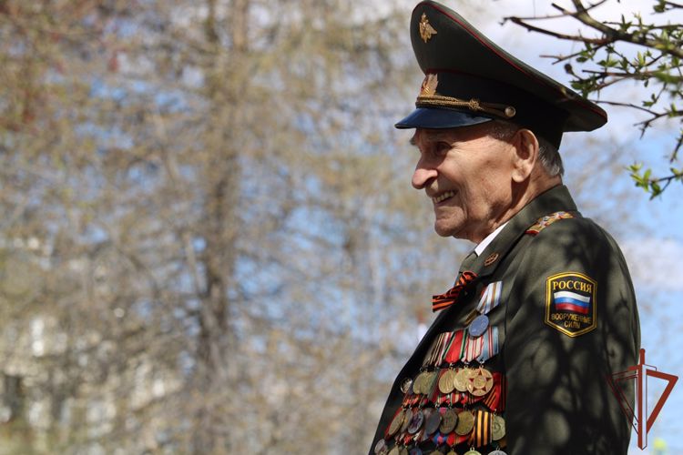 Военнослужащие Уральского округа Росгвардии поздравили с 97-летием фронтовика Николая Пермякова