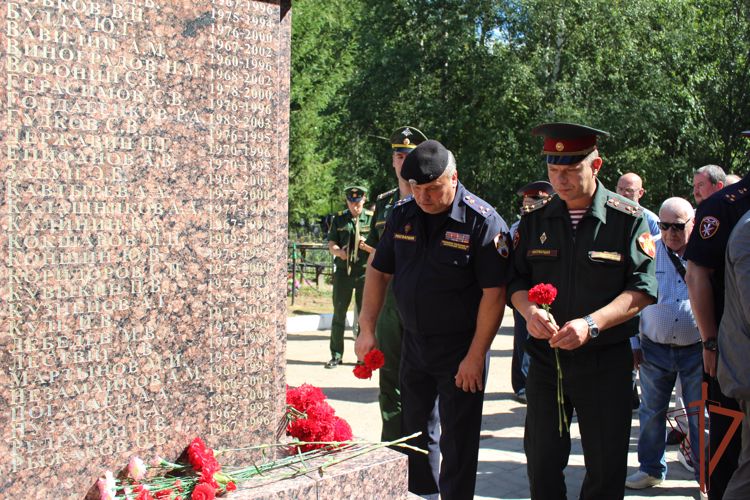 Росгвардейцы Центрального округа почтили память погибших в боевых действиях