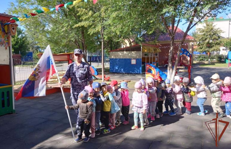 Патриотическая акция «С флагом на сердце» проходит на Урале