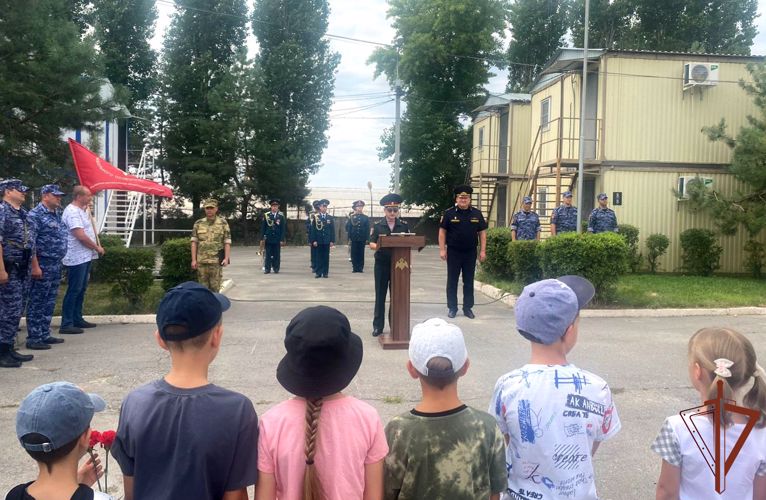 Дети росгвардейцев приняли участие в акции «Каникулы с Росгвардией» в Волгоградской области
