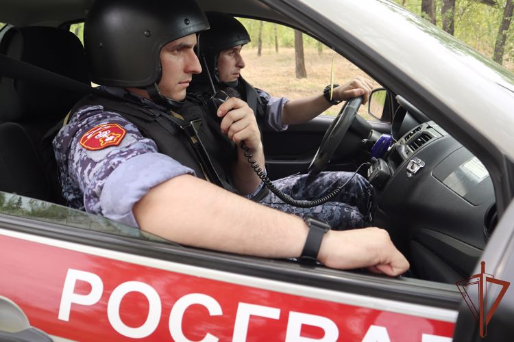 Сотрудники Росгвардии в Красноярске задержали подозреваемого в тяжком преступлении