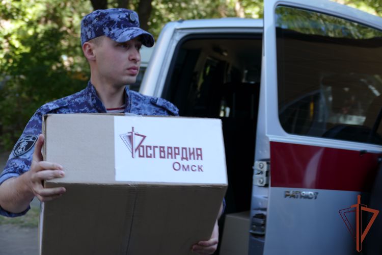 Росгвардейцы помогают детям из Донбасса подготовиться к новому учебному году