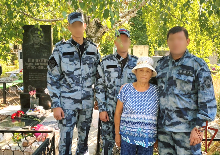 Память погибшего сослуживца почтили росгвардейцы в Таганроге 