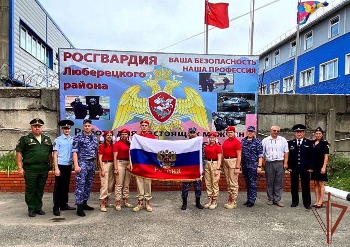 В регионах ЦФО росгвардейцы присоединились к мероприятиям, приуроченным ко Дню флага России