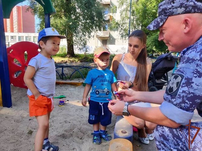 В регионах ЦФО росгвардейцы присоединились к мероприятиям, приуроченным ко Дню флага России