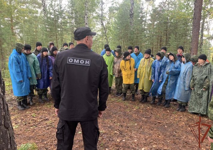Полевой выход с бойцами ОМОН «Баргузин» совершили школьники из Ангарска 