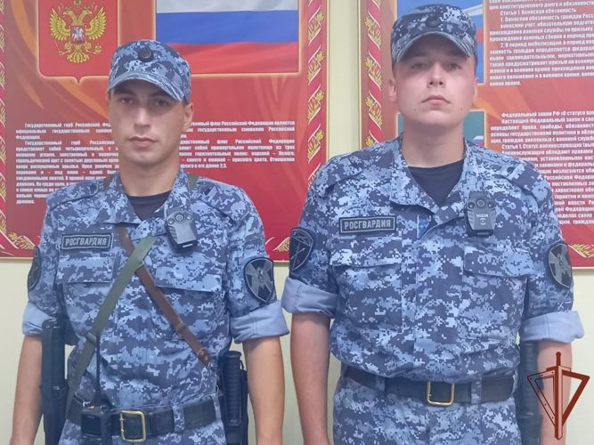 Росгвардейцы оказали помощь петербуржцам, пострадавшим от жары и нападения неизвестного