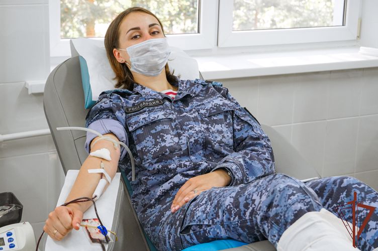Новгородские росгвардейцы приняли участие в донорской акции