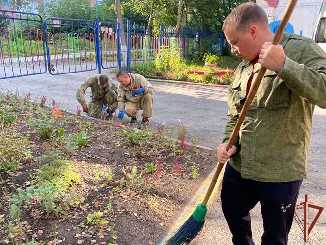 Росгвардейцы благоустроили территорию подшефного детского дома в Томске