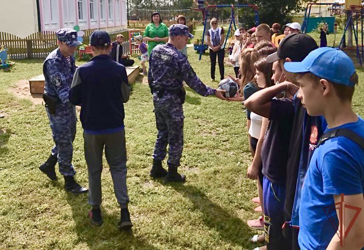 Росгвардейцы подарили спортинвентарь воспитанникам детского дома в Тулуне 