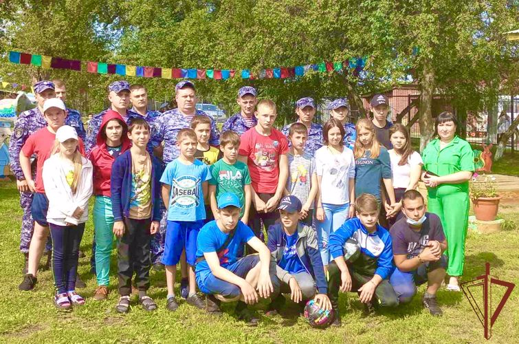Росгвардейцы подарили спортинвентарь воспитанникам детского дома в Тулуне 