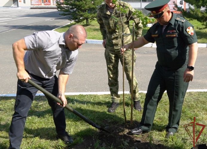 Росгвардейцы Архангельской области заложили дубово-берëзовую аллею