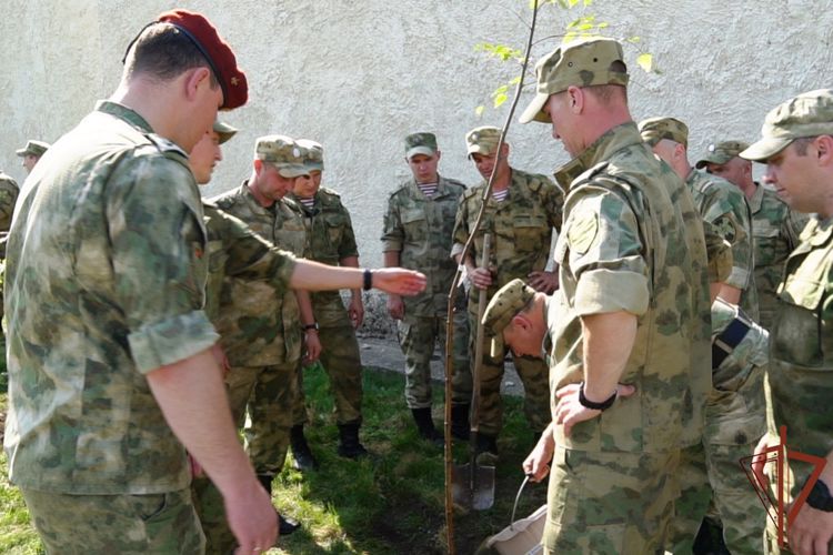 Росгвардейцы Архангельской области заложили дубово-берëзовую аллею
