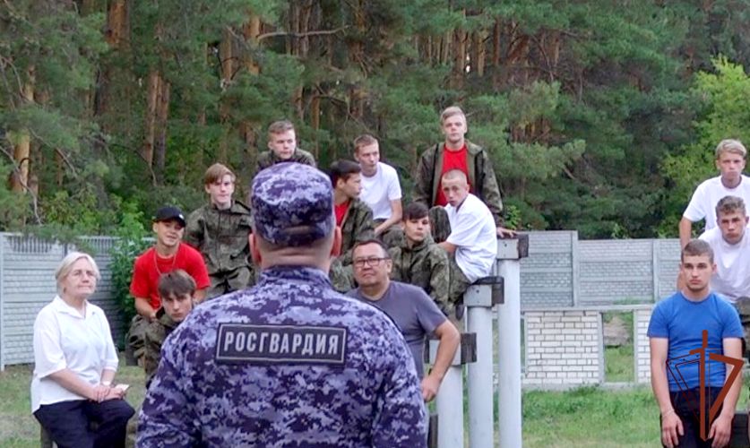 Сотрудники Росгвардии рассказали воспитанникам социальных центров Зауралья о своей службе (видео)