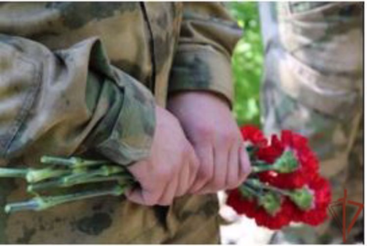 Военнослужащие Росгвардии почтил память погибшего сослуживца в Архангельске 
