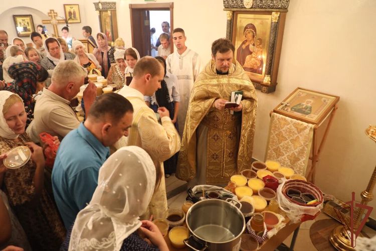 На медовый спас в главном храме Росгвардии прошло богослужение