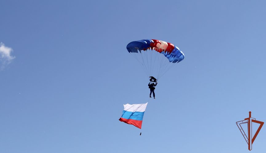 Росгвардия обеспечила безопасность масштабного авиашоу в Тюмени