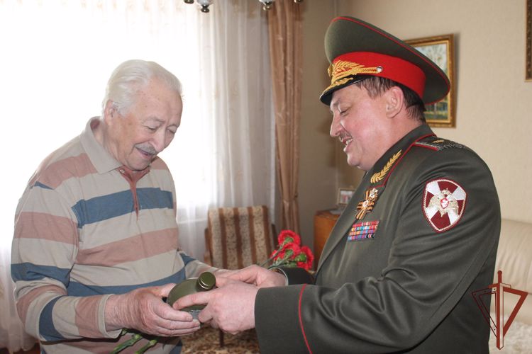Росгвардейцы поздравили с юбилеем ветерана Великой Отечественной войны в Кирове