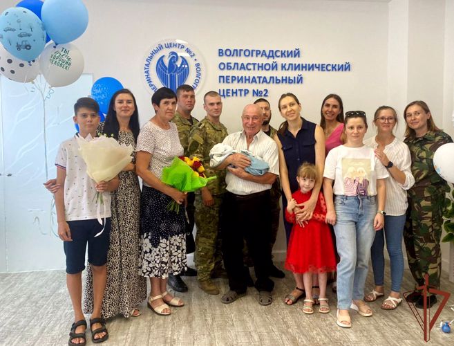 Бойцы ОМОН Росгвардии поздравили в Волгограде вдову погибшего сослуживца с рождением сына 
