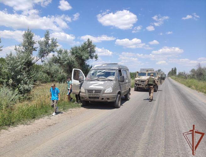 Росгвардия распространила видеокадры эвакуации детей из-под обстрела националистов в Николаевской области