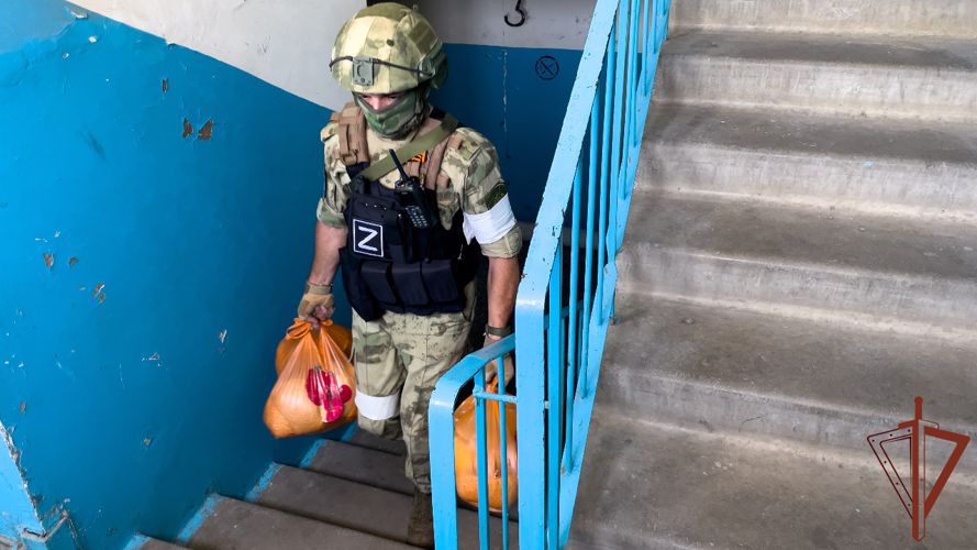 Росгвардия и МЧС России доставили населению Херсонской и Запорожской областей более 110 тонн продовольствия