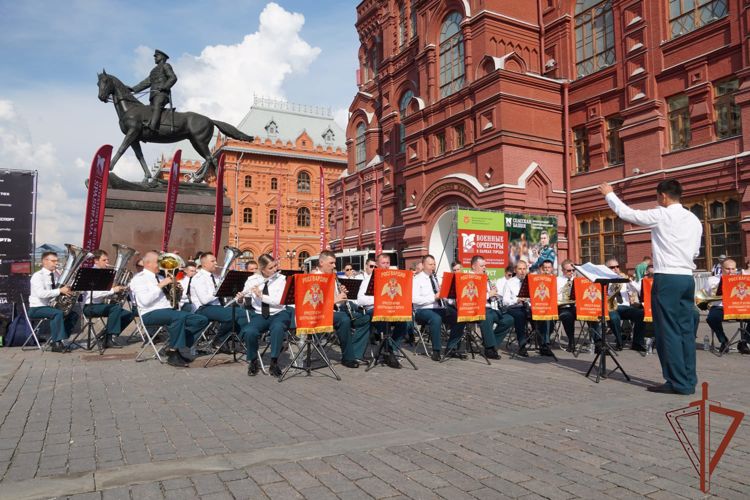 Оркестр Центрального округа Росгвардии выступил на Манежной площади в Москве