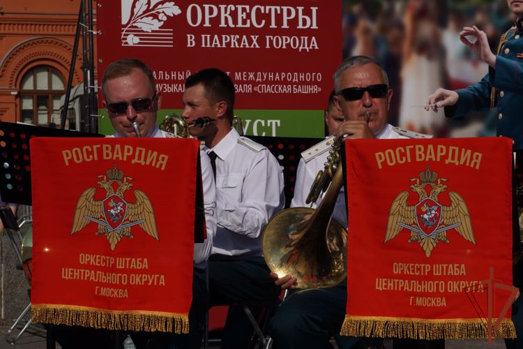 Оркестр Центрального округа Росгвардии выступил на Манежной площади в Москве