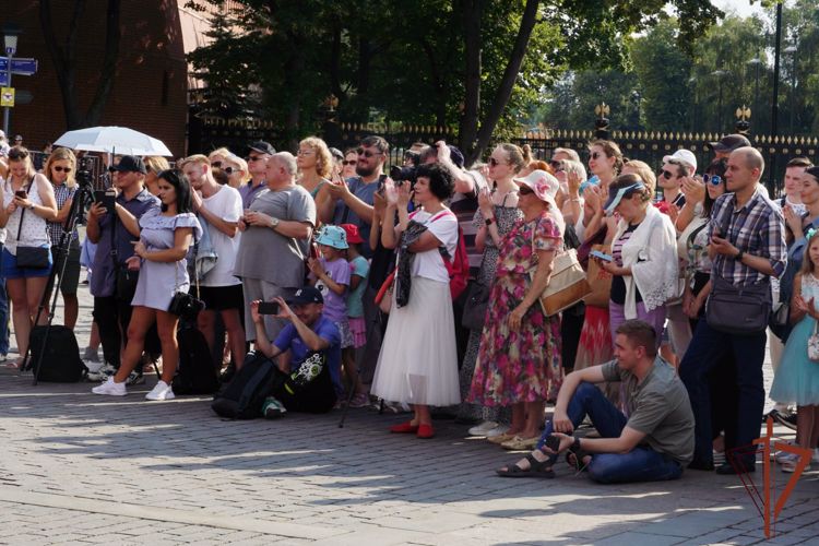 Оркестр Центрального округа Росгвардии выступил на Манежной площади в Москве