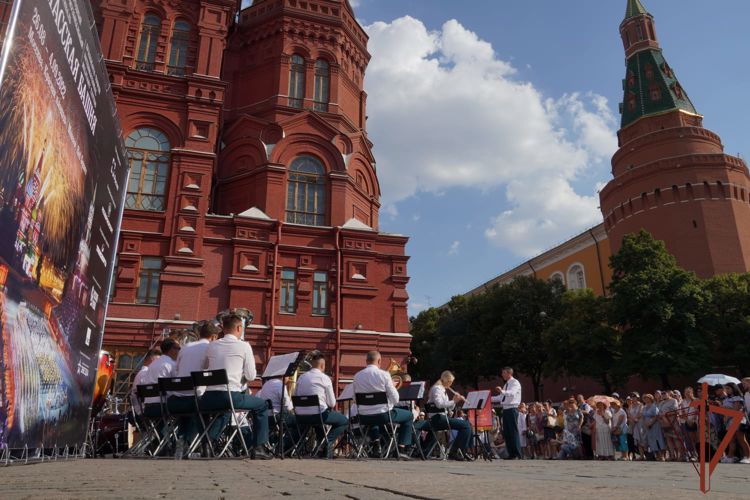 Оркестр Центрального округа Росгвардии выступил на Манежной площади в Москве