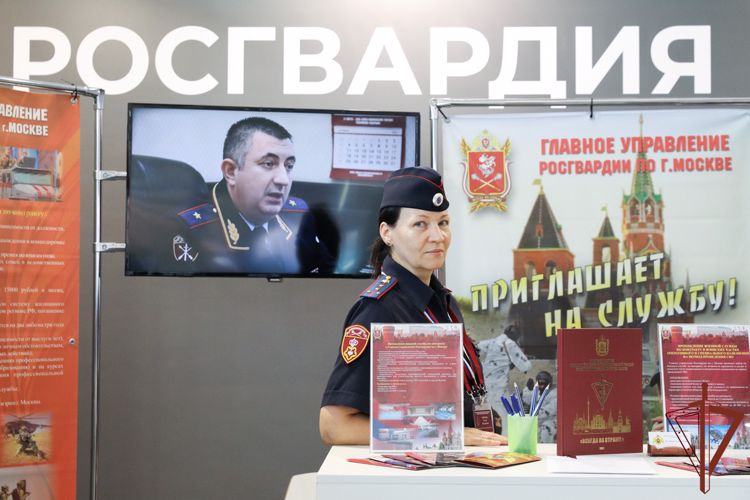 На форуме «Армия-2022» работает консультативный пункт Росгвардии по приему граждан на службу 