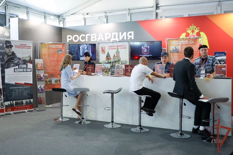 На форуме «Армия-2022» работает консультативный пункт Росгвардии по приему граждан на службу 