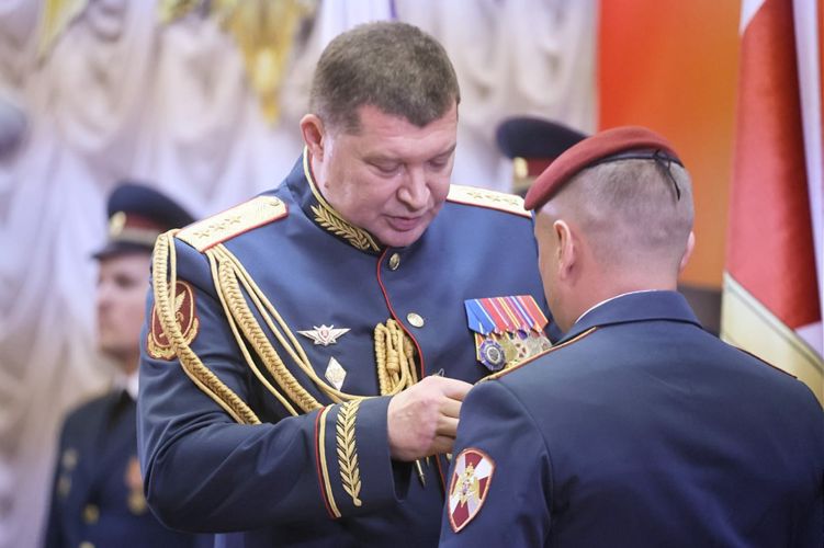 Генерал-полковник Игорь Ильяш вручил личный штандарт командующему Уральским округом и государственные награды офицерам Росгвардии