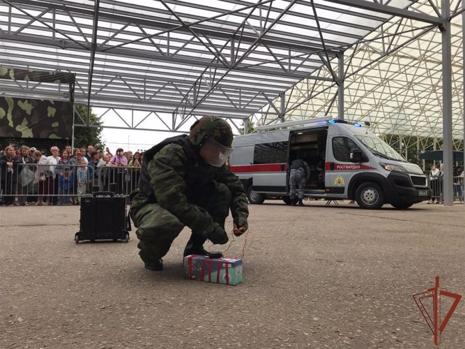 Кинологи Росгвардии вместе с четвероногими питомцами выступили на Дне фронтовой собаки