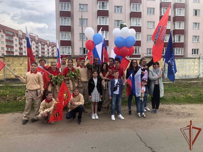 В регионах ЦФО росгвардейцы присоединились к мероприятиям, приуроченным ко Дню флага России