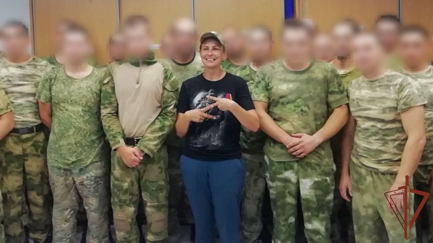 Российская певица Юлии Чичерина выступила для росгвардейцев в Запорожской области.