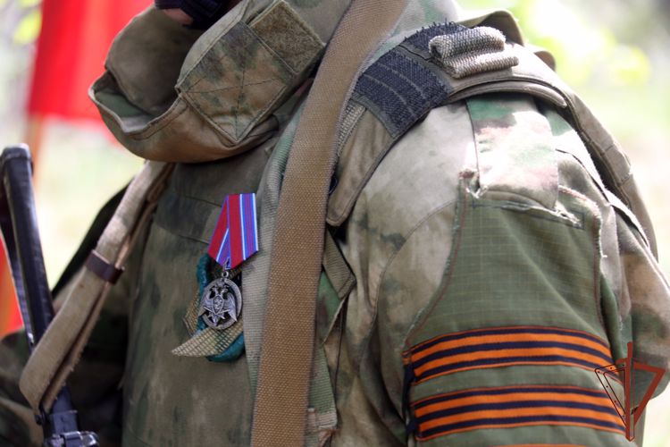 Росгвардейцам вручили госнаграды на передовой