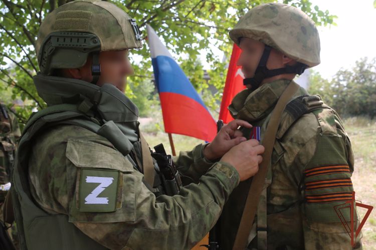 Росгвардейцам вручили госнаграды на передовой 