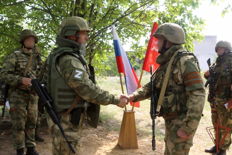 Росгвардейцам вручили госнаграды на передовой 