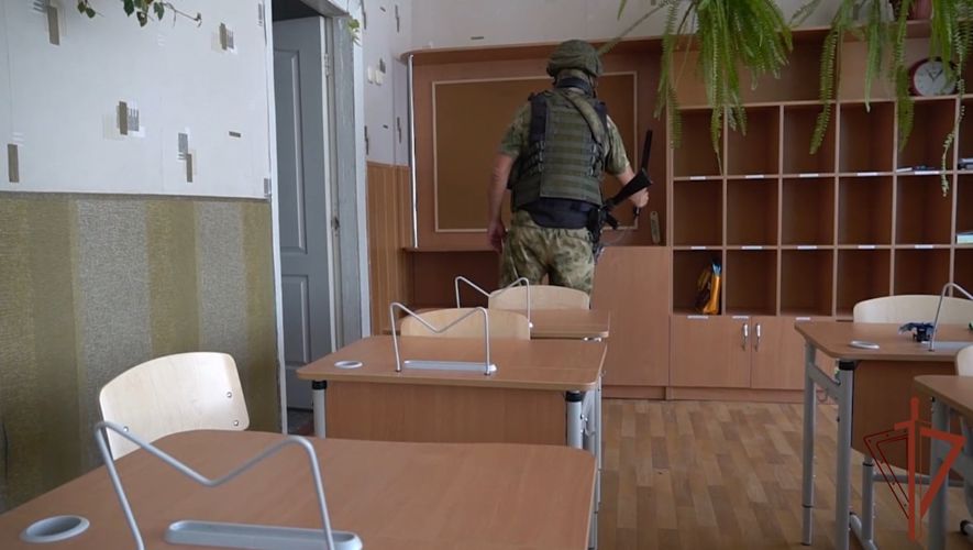 Росгвардейцы в преддверии учебного года проверяют безопасность школ в Харьковской области (видео)